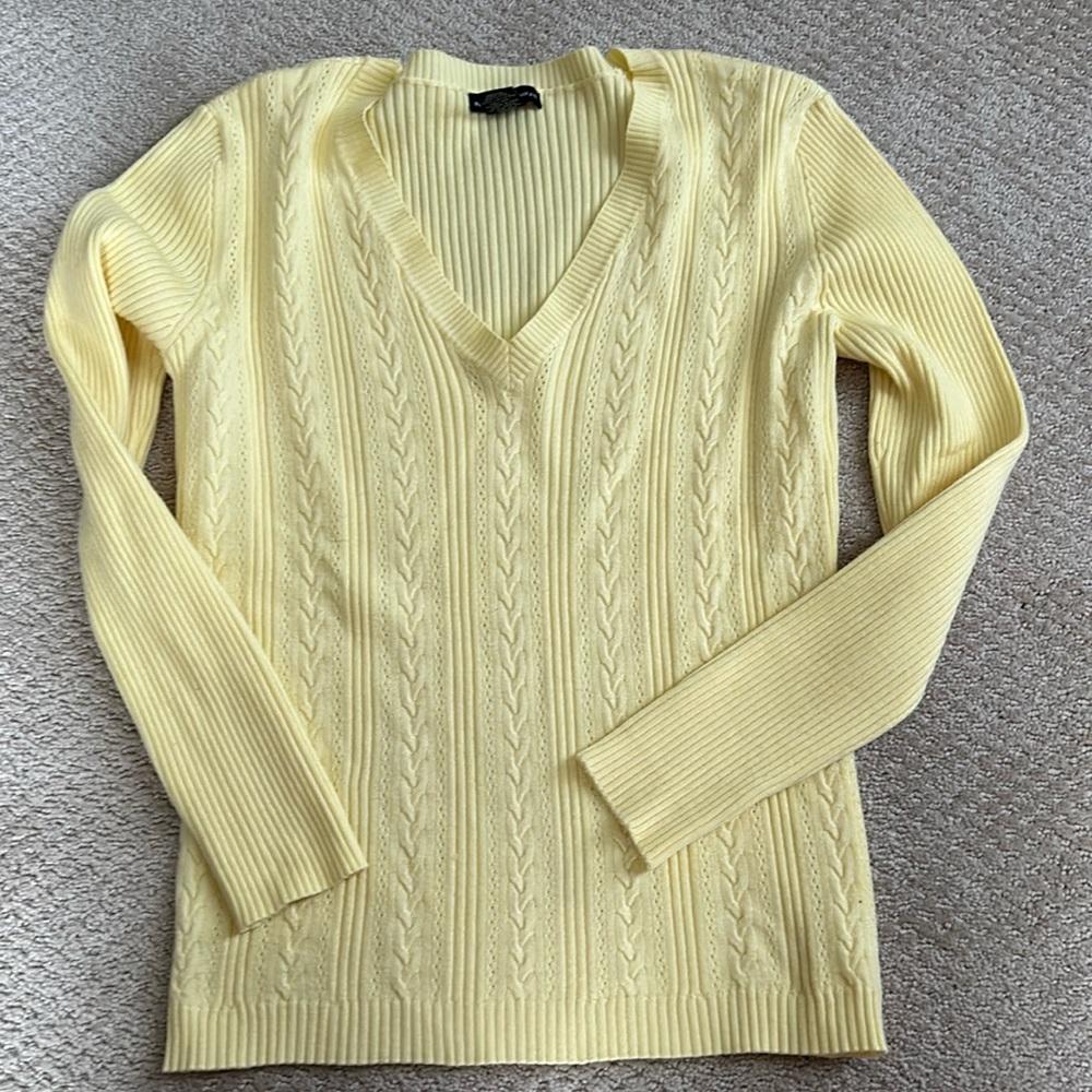 New York and companies, large pastel yellow V-neck sweater long sleeve